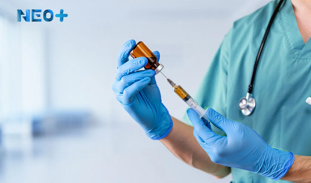 Врач набирает в шприц лекарство